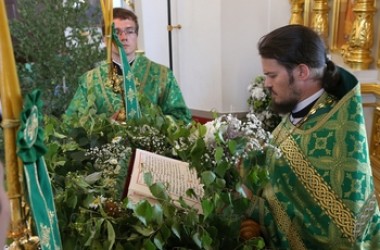 И согласно славим Всесвятаго Духа