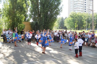 Троицкие гуляния прошли в одном из парков города Волжского
