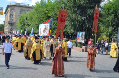 В Волгограде состоялся крестный ход в праздник перенесения мощей святого благоверного князя Александра Невского
