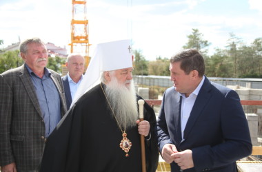 Андрей Бочаров и митрополит Герман посетили стройплощадку храма Александра Невского