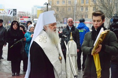 Волгоградцы молитвенно почтили память погибших при взрыве на железнодорожном вокзале