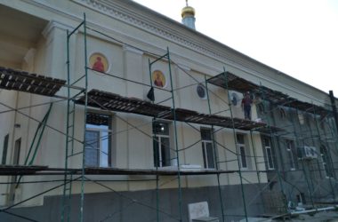 В Волгограде идут работы по обновлению фасада храма Похвалы Пресвятой Богородицы