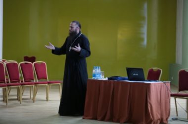 Православный священник из США, переехавший в Россию со своей многодетной семьей, выступил на фестивале «Вера и слово»