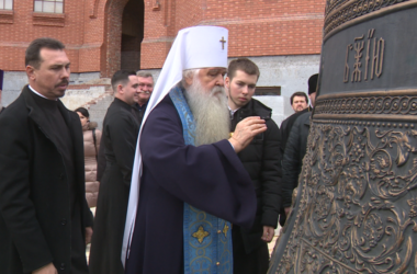 На звонницу Александро-Невского собора подняты новые колокола