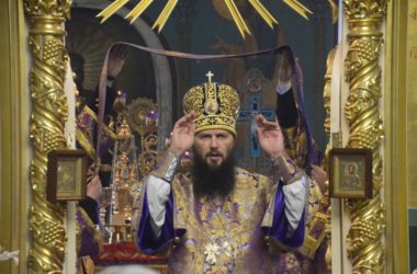 Митрополит Феодор совершил Божественную литургию в Казанском кафедральном соборе