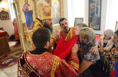 Митрополит Феодор продолжает пасхальные богослужения в храмах Волгоградской епархии