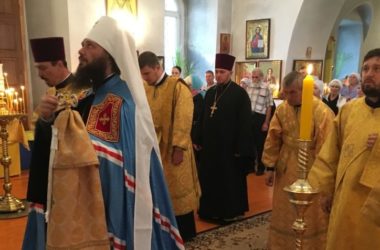 Божественную литургию  в память Петра и Павла в Карповке возглавил митрополит Феодор