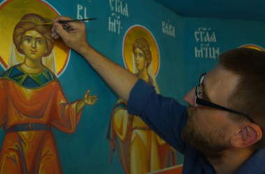 Видео: Заканчивается роспись легендарного храма на заводе «Красный Октябрь» в Волгограде