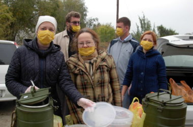 В пятидесятый раз волонтеры из Краснооктябрьского благочиния накормили бездомных на улице