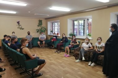 Священнослужители Зацарицынского благочиния провели беседу со студентами-железнодорожниками о смысле жизни