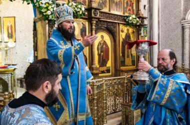 Митрополит Феодор совершил Литургию в честь праздника Покрова Божией Матери
