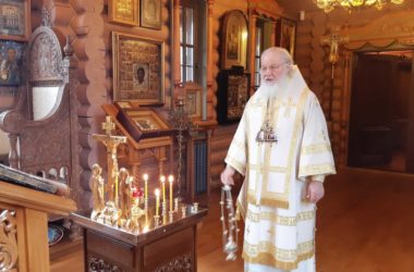 Патриарх Кирилл совершил Литургию в Александро-Невском скиту и вознес молитвы о жертвах ДТП