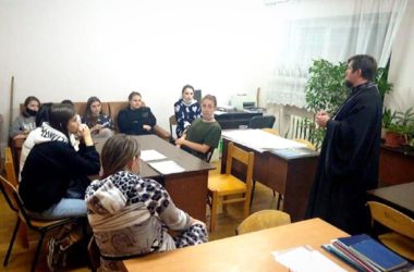 Волгоградские священнослужители проводят беседы со студентами о семье и браке