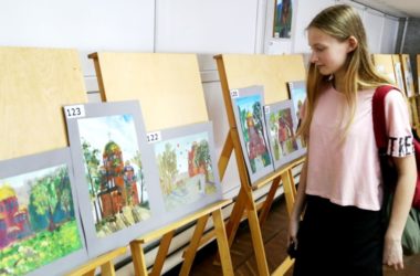 В Волгограде открылась выставка рисунков с изображением собора Александра Невского