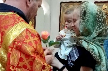 Прихожанки Крестовоздвиженского храма Зацарицынского благочиния принимали поздравления с Православным женским днем