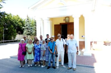 Небольшое «паломничество» в Тихвин и концерт авторской песни – мероприятия для пожилых прихожан проводятся в Никольском соборе