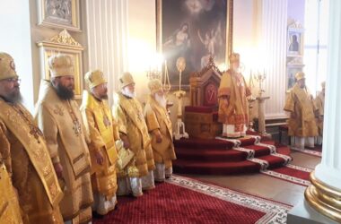 Митрополит Феодор сослужил Святейшему Патриарху за Божественной литургией в Александро-Невской лавре
