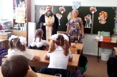 Священнослужители Александровского благочиния поздравили школьников с Днем знаний