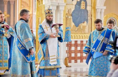 Митрополит Феодор возглавил праздничную Литургию в Александро-Невском соборе