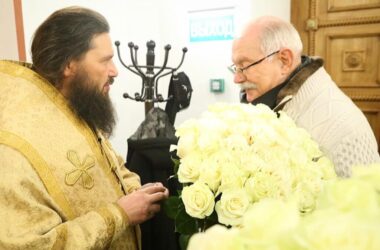 Праздничную Литургию в Александро-Невском соборе возглавил митрополит Феодор