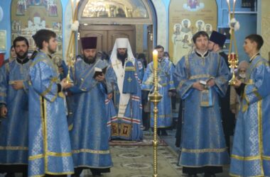 В канун праздника Введения во храм Богородицы митрополит Феодор совершил всенощное бдение в Казанском соборе