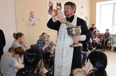 Православные волонтеры поделились радостью праздника Крещения с юными пациентами