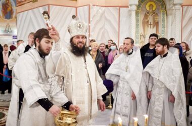 Ночную Литургию и Великий чин освящения воды в Александро-Невском соборе возглавил митрополит Феодор