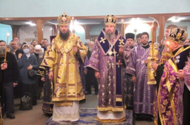 Митрополит Феодор и архиепископ Юстиниан возглавили вечернее богослужение в Свято-Духовском монастыре