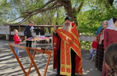 Пасхальный молебен и праздник для детей в пункте временного размещения эвакуированных жителей Донбасса