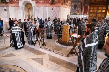 Митрополит Феодор совершил утреню с чтением Великого канона Андрея Критского в Александро-Невском кафедральном соборе