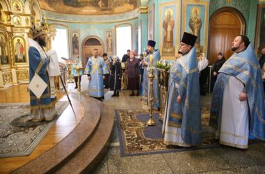 Митрополит Феодор совершил Литургию в храме Казанской иконы Божией Матери