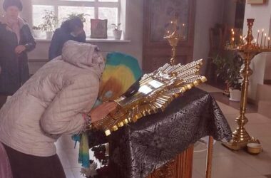 Жители микрорайона Тулака помолились перед образом Богородицы «Казанская» о мире