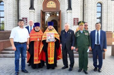 В храм Всех святых на главной высоте России принесена в дар икона Георгия Победоносца
