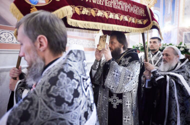 В Великую Пятницу митрополит Феодор совершил вечерню с выносом Плащаницы в Александро-Невском соборе