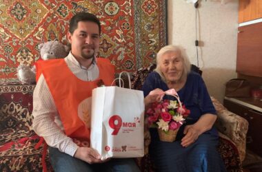 Волонтеры поздравили пожилых людей с Днем Победы