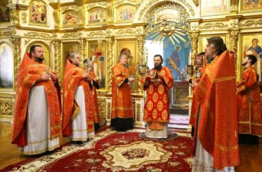 В храме Казанской иконы Божией Матери совершено архиерейское богослужение