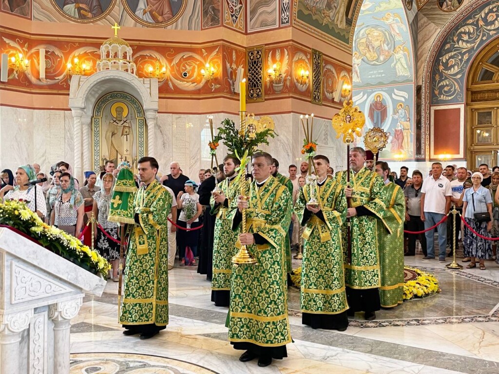 Митрополит Феодор: Именем Триединого Бога освящается вся наша жизнь |  12.06.2022 | Волгоград - БезФормата