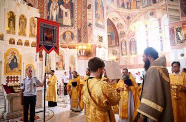 В Александро-Невском соборе казакам передана хоругвь с изображением иконы Божией Матери «Достойно есть»