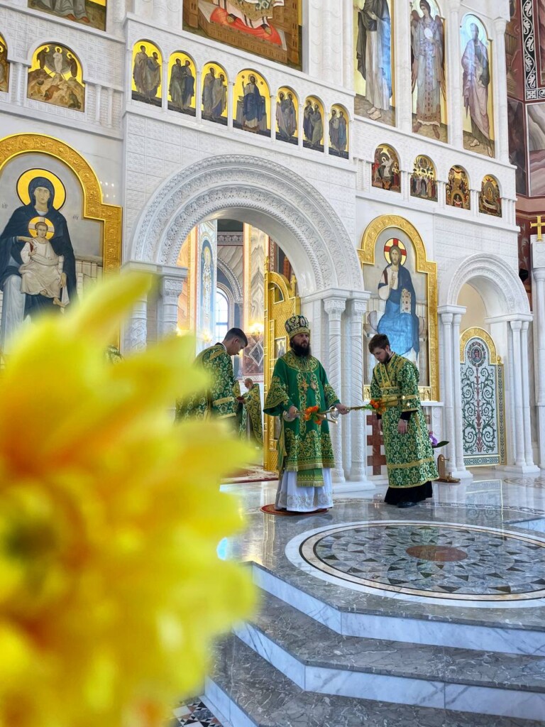 Митрополит Феодор: Именем Триединого Бога освящается вся наша жизнь |  12.06.2022 | Волгоград - БезФормата