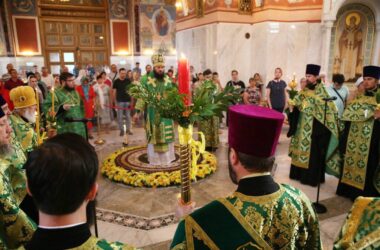В канун праздника Святой Троицы глава Волгоградской епархии совершил всенощное бдение в Александро-Невском кафедральном соборе