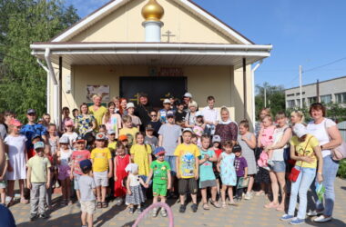 Детский праздник собрал друзей у храма