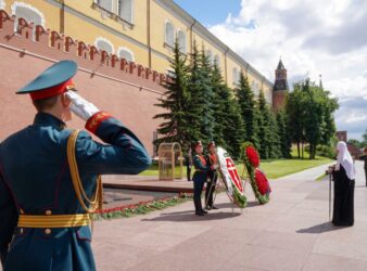 Предстоятель Русской Церкви возложил венок к могиле Неизвестного солдата у Кремлевской стены
