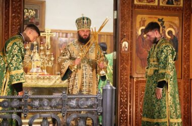 Митрополит Феодор возглавил Литургию в Свято-Духовском монастыре