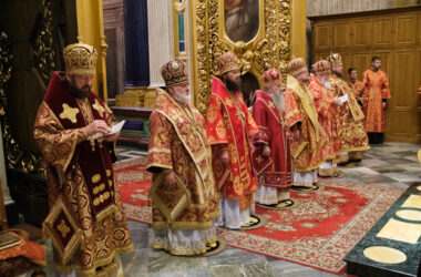Митрополит Феодор сослужил за Божественной литургией в Исаакиевском соборе