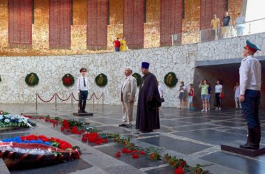 Сергей Бабурин посетил памятные места Волгограда