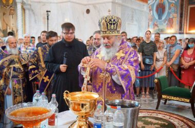 Епископ Иоанн совершил Литургию в Александро-Невском соборе