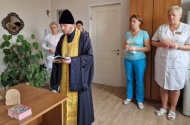 «Ваш труд — великая ценность для нашей страны»: В Волгограде состоялось освящение родильного дома №4