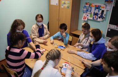 Будущие педагоги и прихожане волгоградского храма помогли подготовиться к праздникам особенным детям