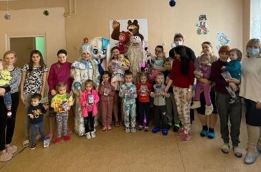 Сотрудников и пациентов детского отделения больницы №15 поздравили с Рождеством Христовым