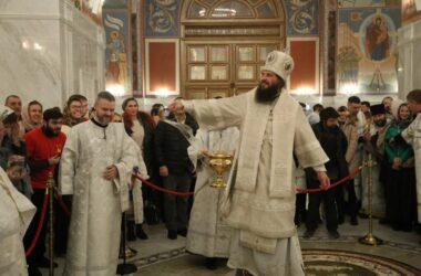 Архиерейская ночная Литургия и Великий чин освящения воды совершены в Александро-Невском соборе
